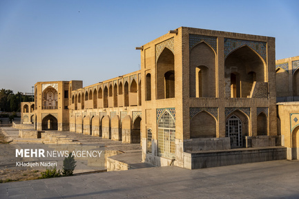 نصب جان پناه پل خواجو 