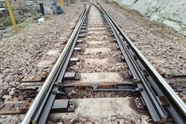 تعویض سوزن فرسوده و بازسازی خطوط ریلی در ورودی ایستگاه تنگ پنج