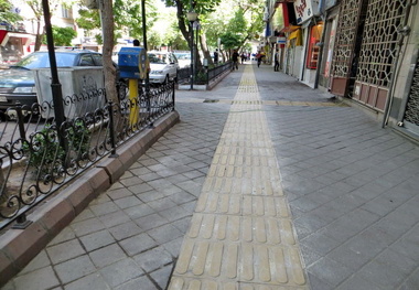 چوب حراج بر کف پیاده‌روها